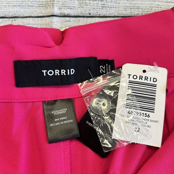 Torrid • Wide Leg Studio Crepe Shorts Hi-Waist Color: Pink Peacock • Sz 22 • NWT - Picture 7 of 12